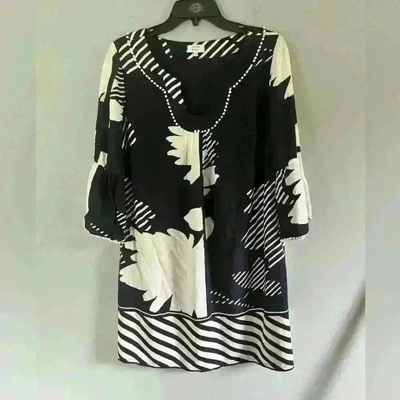 Crown & Ivy bell sleeve shift dress size 8 - Picture 1 of 11